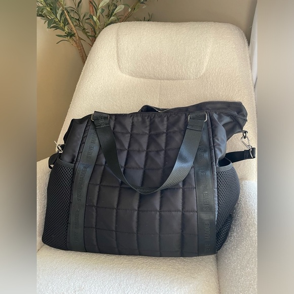 Extra large Steve Madden Black Quilted Duffel Bag NWOT - Picture 4 of 8